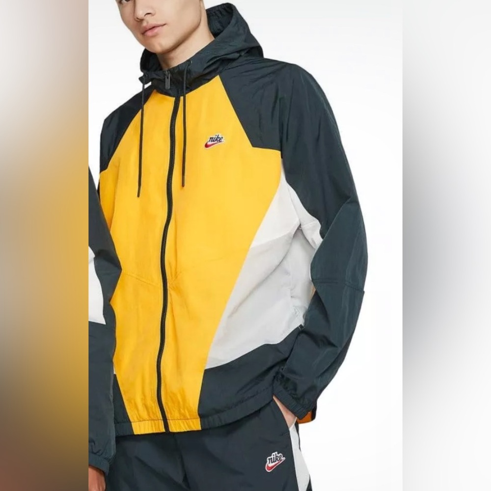 Hooded Nike windbreaker jacket size small